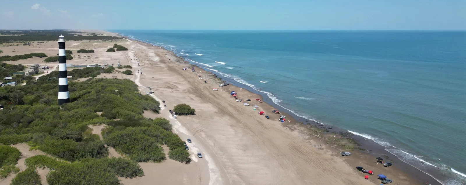 Playa y faro de Claromecó desde el aire